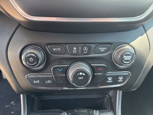 Used 2021 Jeep Cherokee Latitude Plus FWD image 14