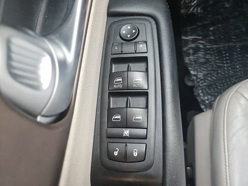Used 2017 Chrysler Pacifica Touring-L w/ Tire & Wheel Group FWD image 24