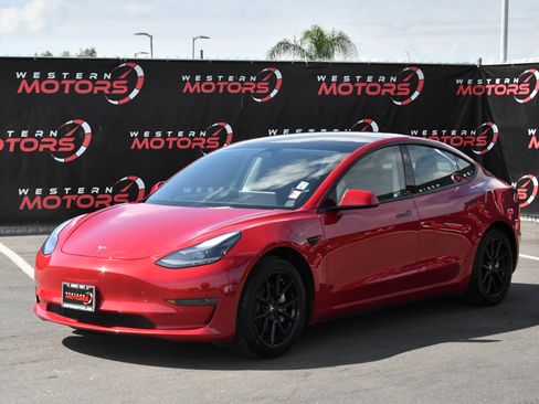 Used 2021 Tesla Model 3 Standard Range Plus image 3