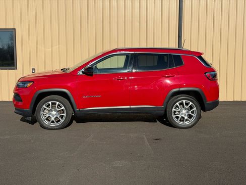 Used 2023 Jeep Compass Latitude image 7