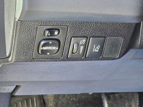 Used 2018 Toyota RAV4 LE FWD image 8
