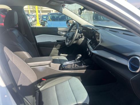 Used 2025 Chevrolet Trax LT w/ LT Convenience Package image 35