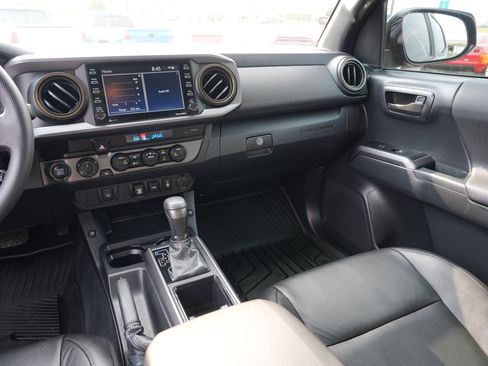 Used 2022 Toyota Tacoma TRD Off-Road AWD/4WD image 21
