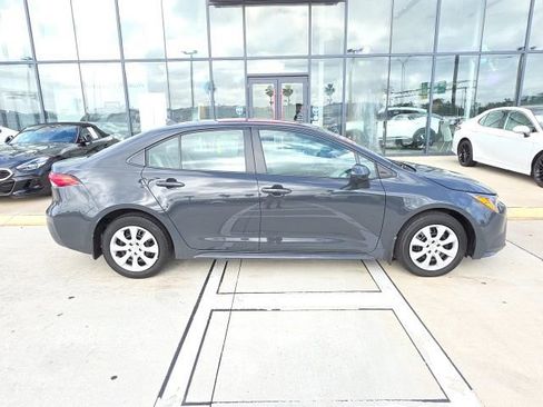 Used 2025 Toyota Corolla LE image 3