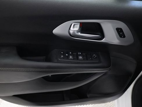 Used 2024 Chrysler Pacifica Select image 18