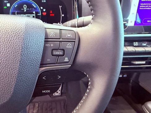 Used 2025 Toyota Camry SE w/ Convenience Package image 20