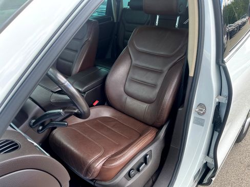 Used 2012 Volkswagen Touareg Hybrid image 11