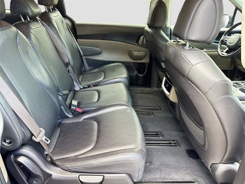 Used 2025 Kia Carnival FWD image 29