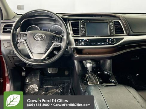 Used 2019 Toyota Highlander XLE AWD/4WD image 26
