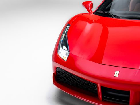 Used 2018 Ferrari 488 GTB RWD image 12