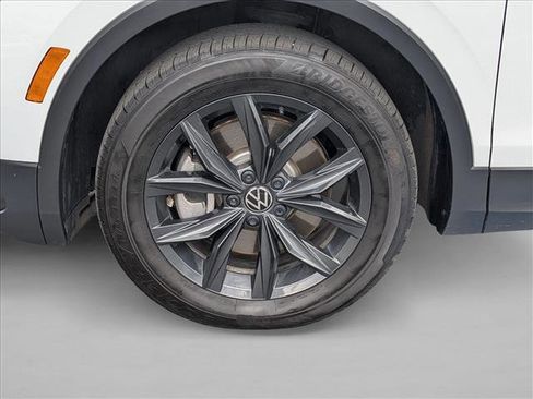 Used 2024 Volkswagen Tiguan SE image 10