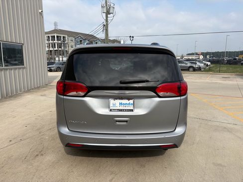 Used 2020 Chrysler Pacifica Touring-L image 7