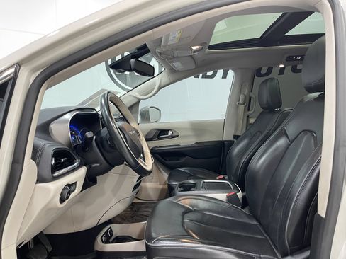 Used 2019 Chrysler Pacifica Limited w/ Tire & Wheel Group FWD image 14