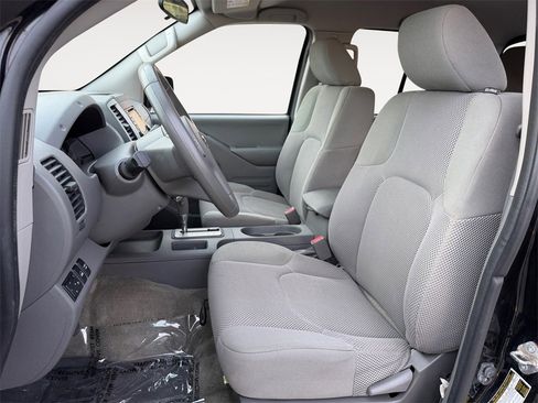 Used 2018 Nissan Frontier SV image 14