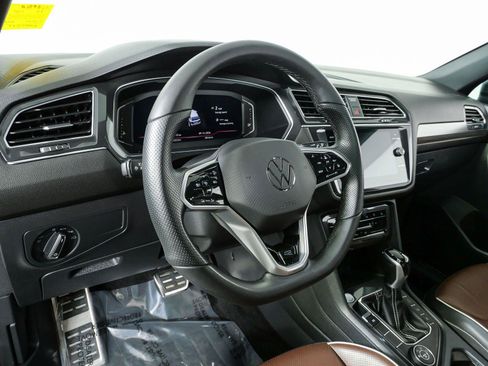 Used 2022 Volkswagen Tiguan SEL R-Line AWD/4WD image 4