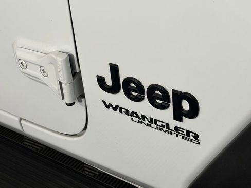 Used 2022 Jeep Wrangler Unlimited Sport w/ Sun And Sound Package AWD/4WD image 11