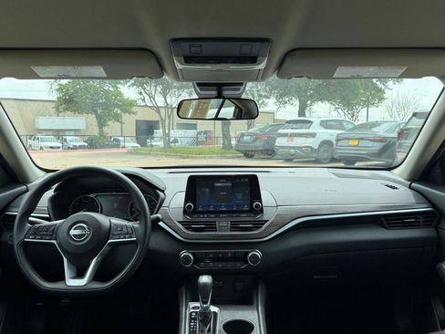 Used 2025 Nissan Altima 2.5 SV FWD image 33