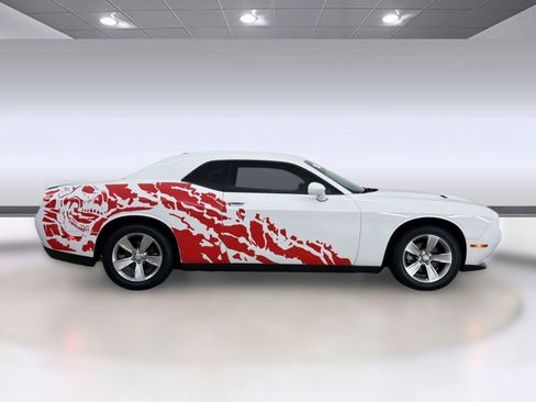 Used 2021 Dodge Challenger SXT image 8