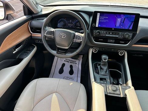 Used 2024 Toyota Grand Highlander AWD image 17