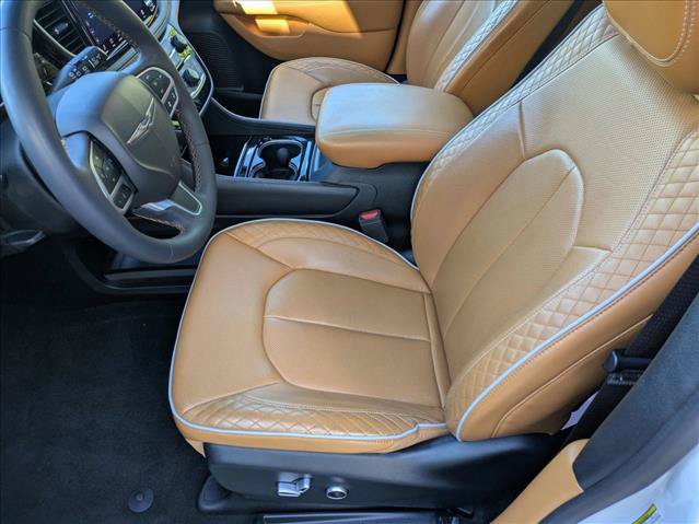 Used 2022 Chrysler Pacifica Pinnacle AWD/4WD image 16