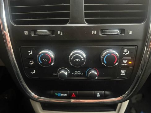 Used 2018 Dodge Grand Caravan SE w/ UConnect Hands-Free Group image 17