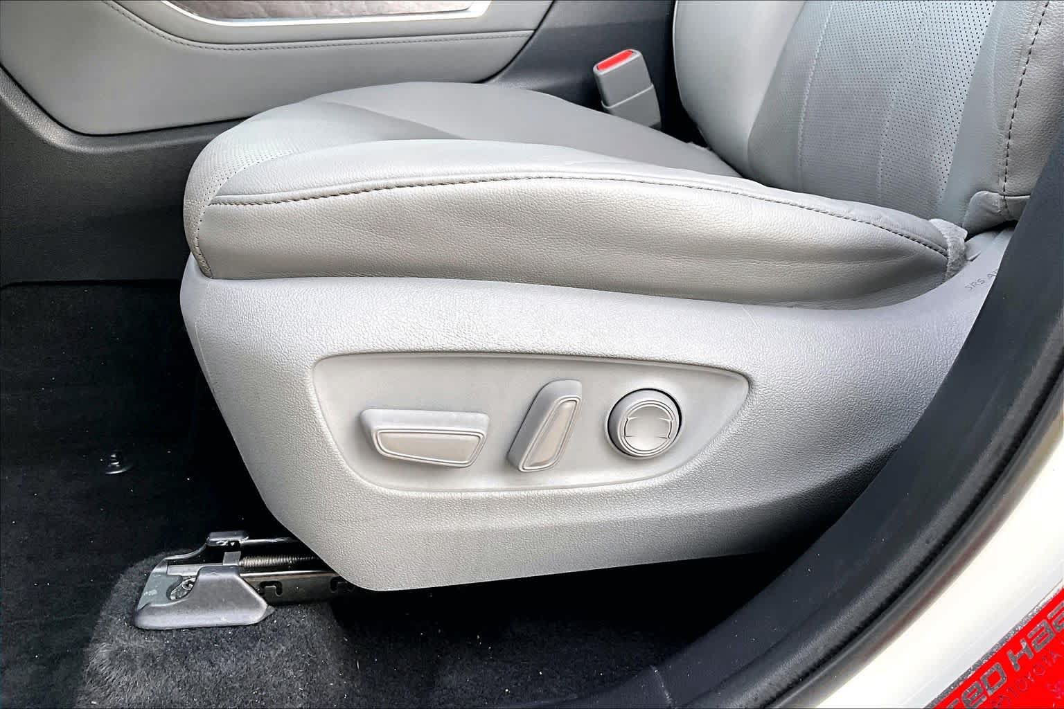Used 2020 Toyota Highlander Limited FWD image 32