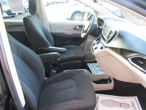 Used 2022 Chrysler Voyager LX FWD image 11