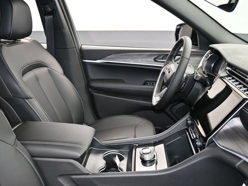 Used 2025 Jeep Grand Cherokee Limited image 45