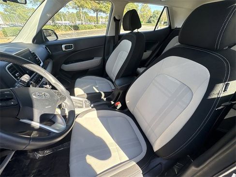 Used 2024 Hyundai Venue SEL image 17