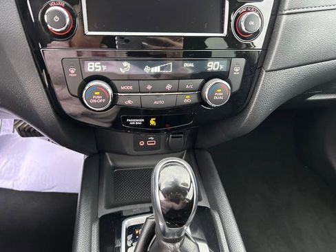 Used 2020 Nissan Rogue SV image 16