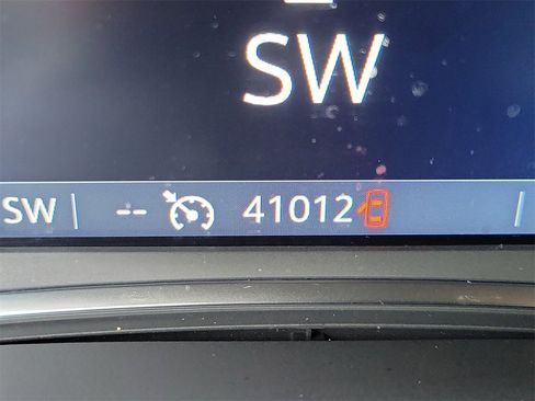 Used 2023 Chevrolet Traverse LT image 23