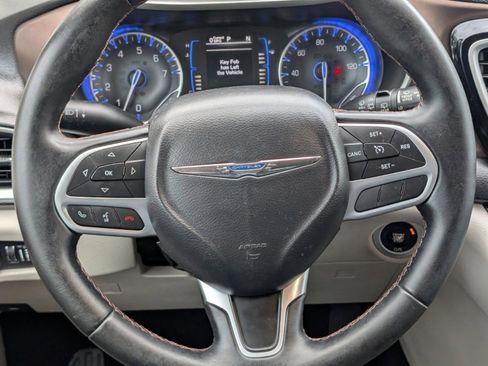 Used 2017 Chrysler Pacifica Touring-L image 34
