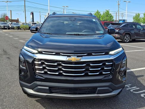 Used 2025 Chevrolet Equinox LT w/ Convenience Package II image 2