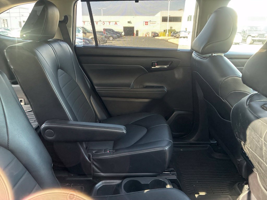 Used 2022 Toyota Highlander XLE AWD/4WD image 25