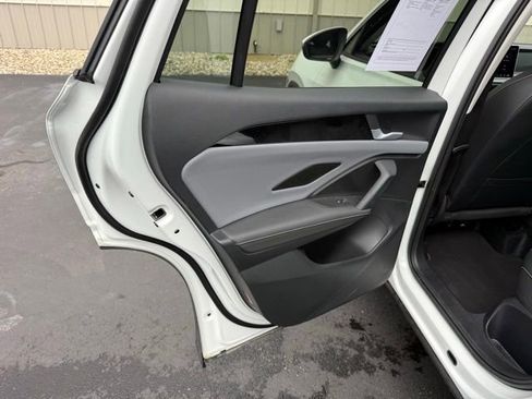 Certified 2025 Volkswagen Tiguan SE w/ Panoramic Sunroof Package image 19