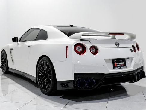 Used 2021 Nissan GT-R Premium image 8