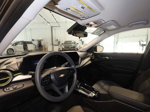 Used 2025 Chevrolet Trax LT FWD image 9