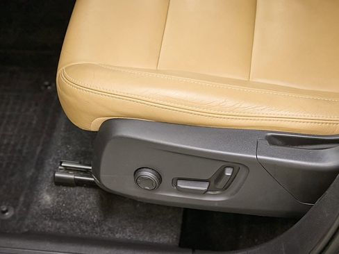 Used 2019 Volvo XC40 T5 Momentum image 15