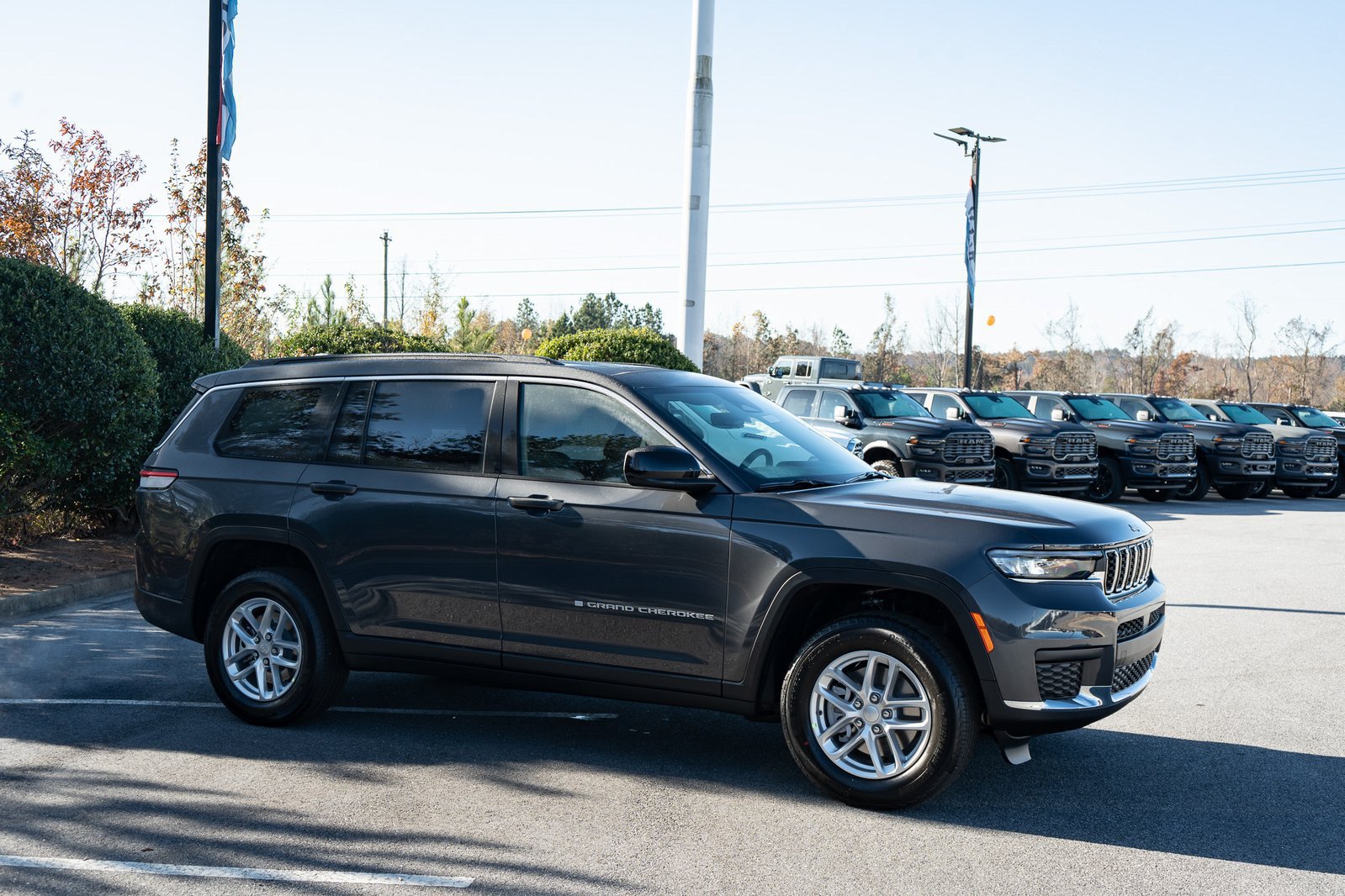 Used 2025 Jeep Grand Cherokee L Laredo RWD image 12