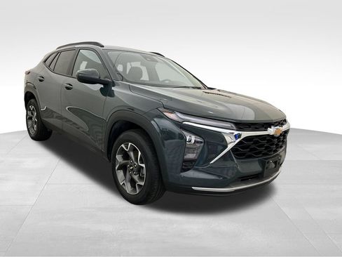 Used 2025 Chevrolet Trax LT FWD image 7