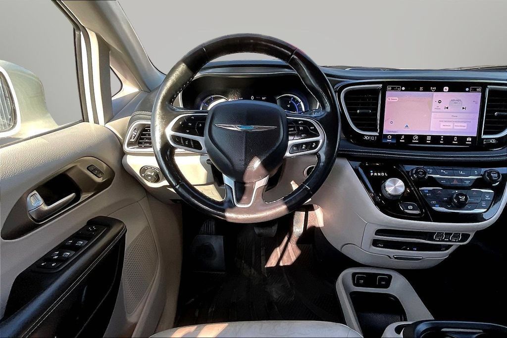 Used 2021 Chrysler Pacifica Touring-L w/ Uconnect Theater Family Group FWD image 8