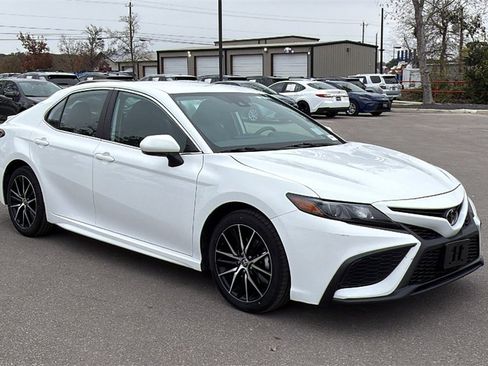 Used 2024 Toyota Camry SE image 9
