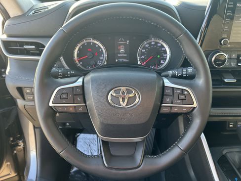 Used 2022 Toyota Highlander LE image 11