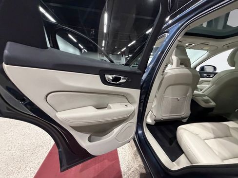 Used 2018 Volvo XC60 T5 Momentum w/ Convenience Package image 22