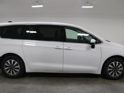 Used 2023 Chrysler Pacifica Touring-L FWD image 11