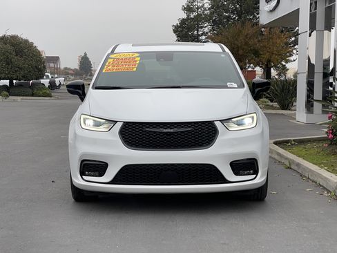 Used 2023 Chrysler Pacifica Limited w/ S Appearance Package image 2