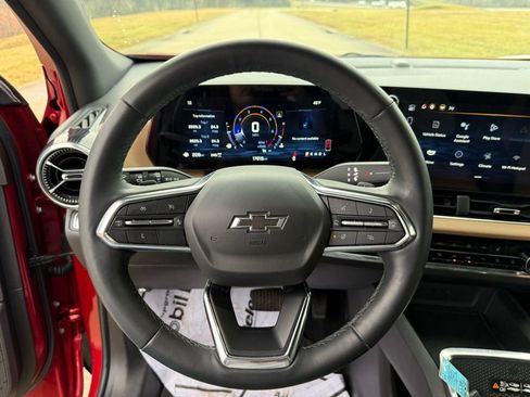 Used 2025 Chevrolet Equinox ACTIV image 31