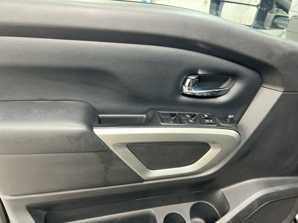 Used 2017 Nissan Titan SV AWD/4WD image 21