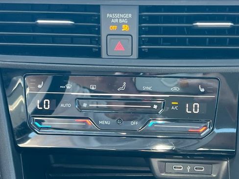 Used 2025 Volkswagen Jetta SE FWD image 29