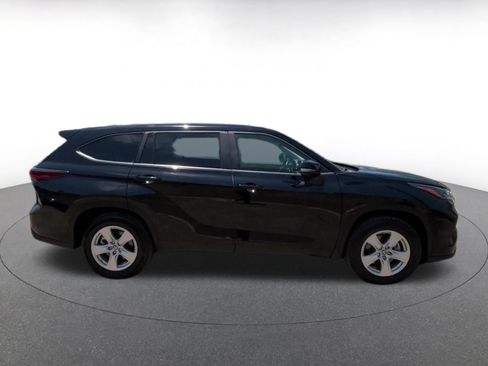 Used 2025 Toyota Highlander LE FWD image 16
